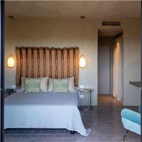 6 bedroom villa with pool and sea views near Noto, Sicily, sleeps 12